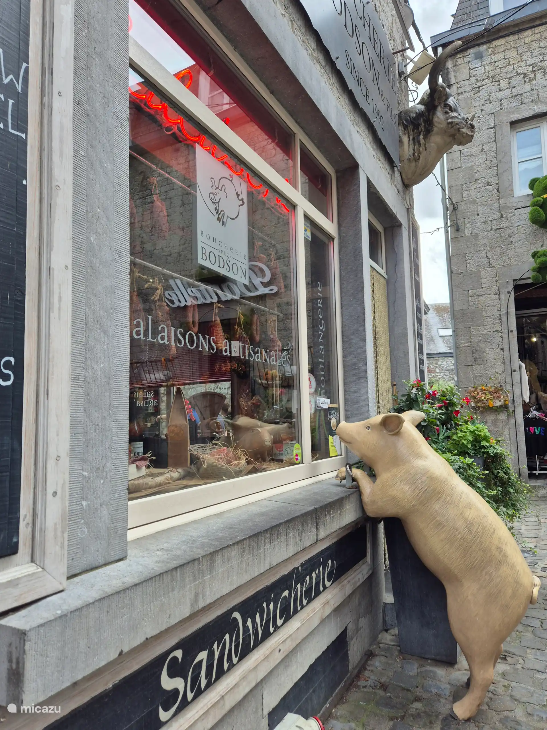 Beim Metzger in Durbuy gibt es leckere Würstchen