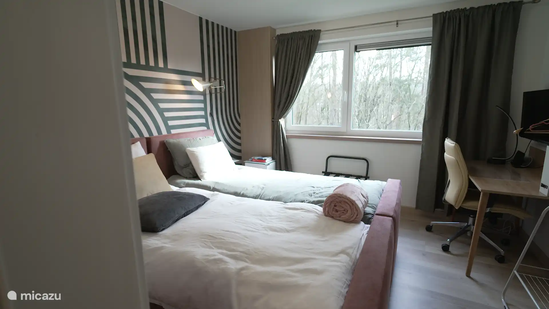 Das Deluxe-Zimmer mit Arbeitsplatz inklusive Bildschirm und Ethernet-Anschluss