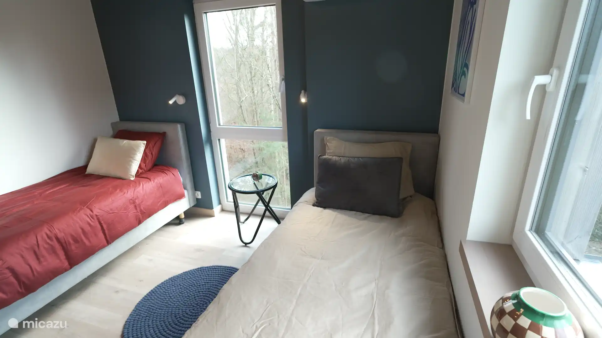 Das blaue Zimmer mit Blick auf den Wald