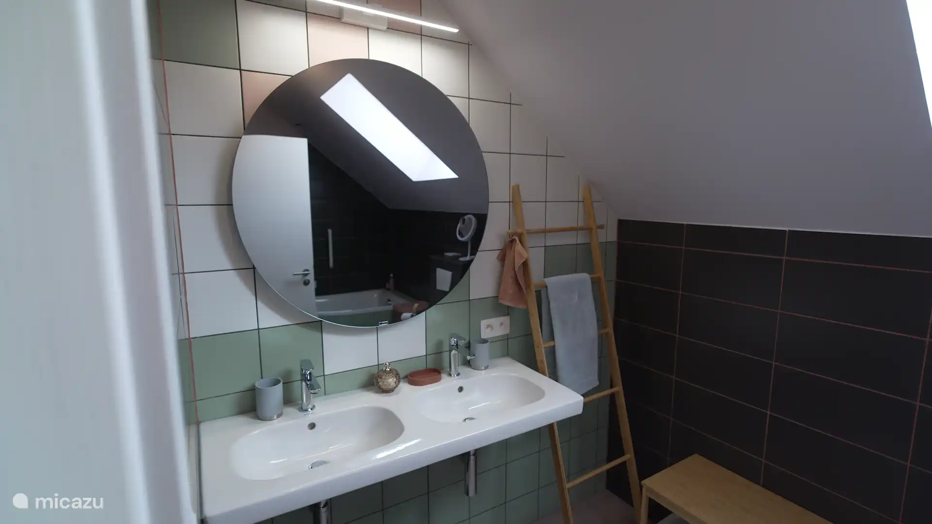 Badezimmer 2 mit Badewanne-Dusche