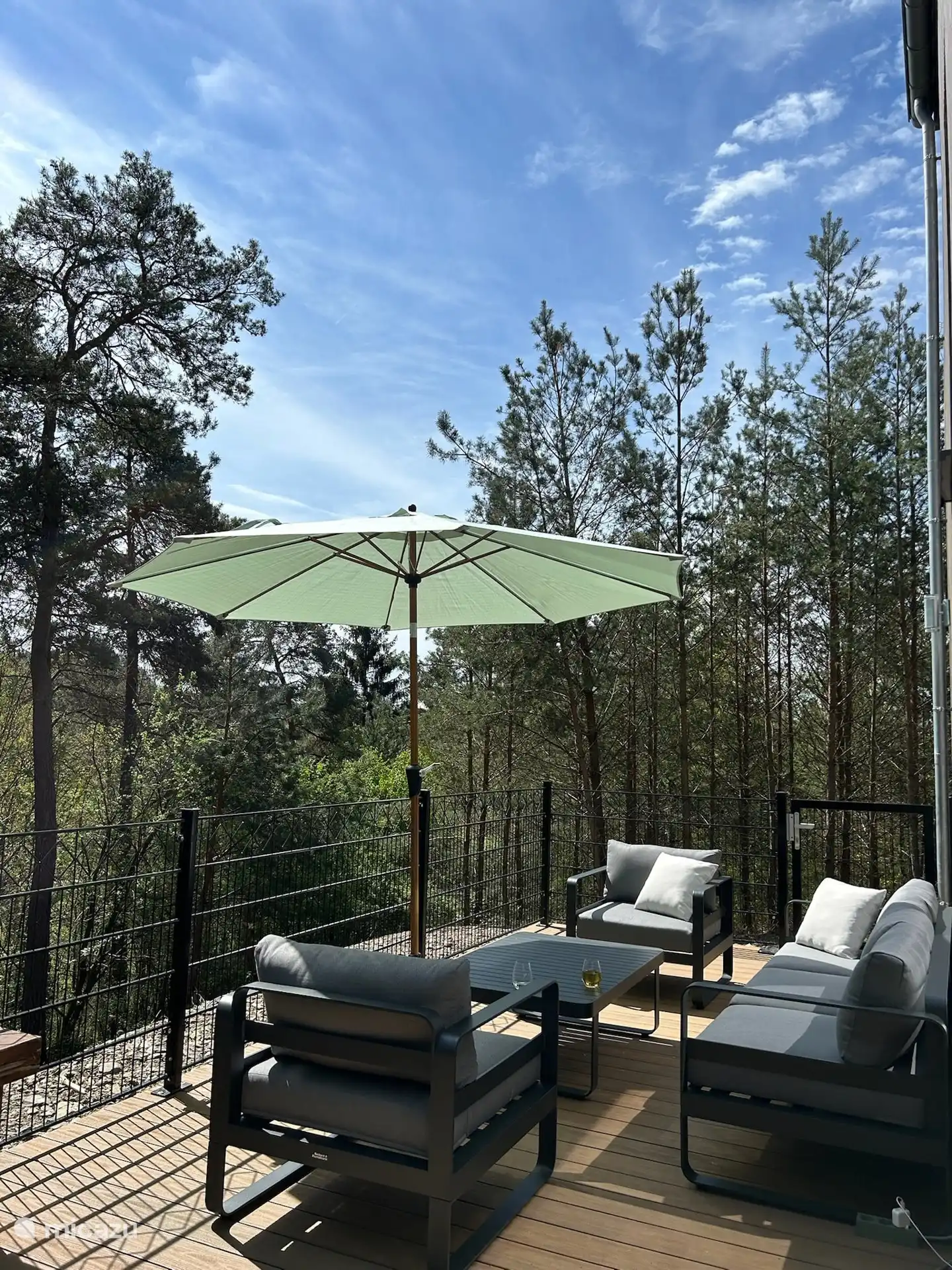 Schönes Faulenzen mit Blick auf die Bäume, Stressabbau