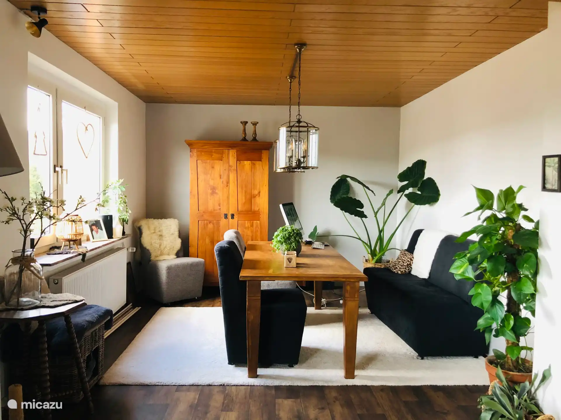 Salle à manger confortable dans le salon commun.
