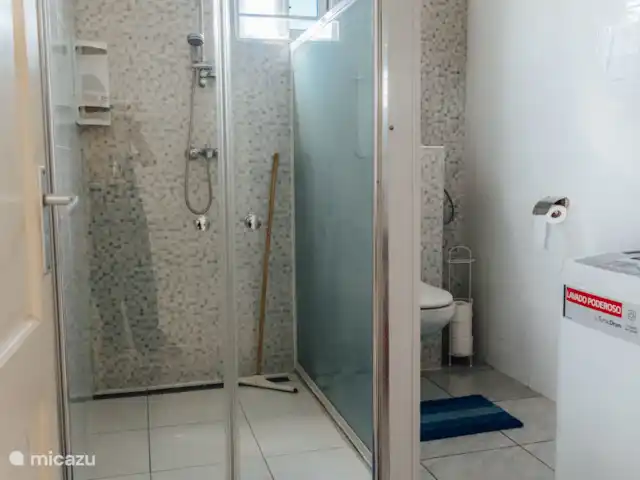 Apto. C de Survillage en Surinam, Paramaribo, Paramaribo - apartamento baño