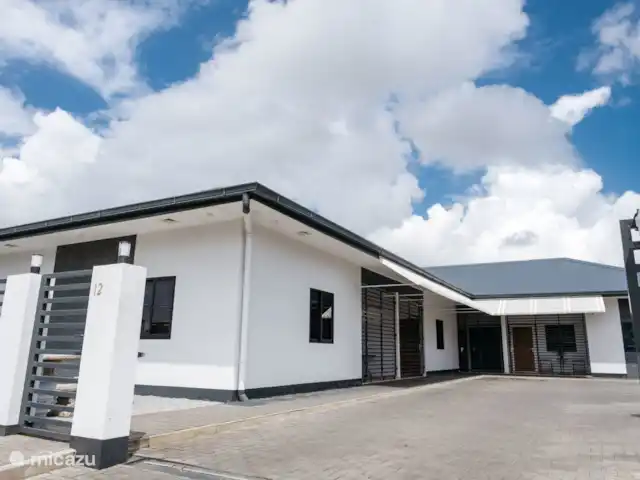 apartamento en Surinam, Paramaribo, Paramaribo –  Avenue Gideon apto. 2 Entrada + patio