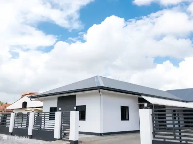 Gideonlaan apt. 3 huren in Suriname, Paramaribo, Paramaribo - appartement Voorkant erf