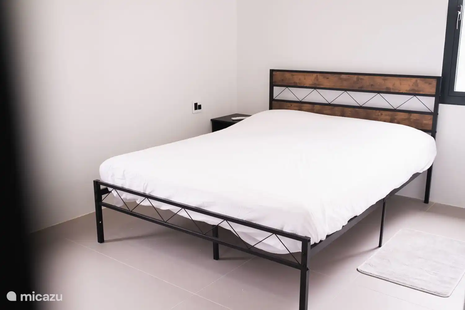 Slaapkamer 1 met ruime kast en airco