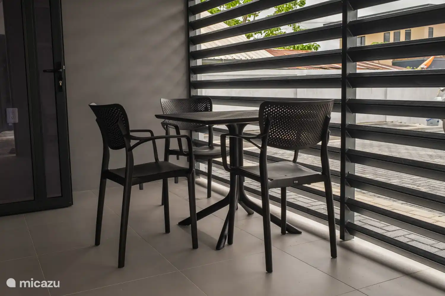 Terras met tafel en stoelen