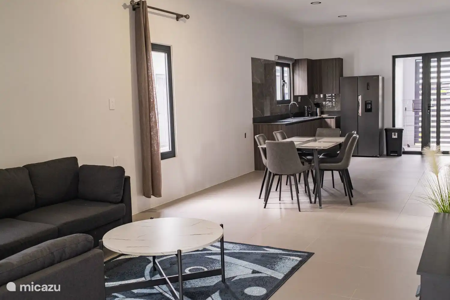 Woonkamer met eettafel en open keuken