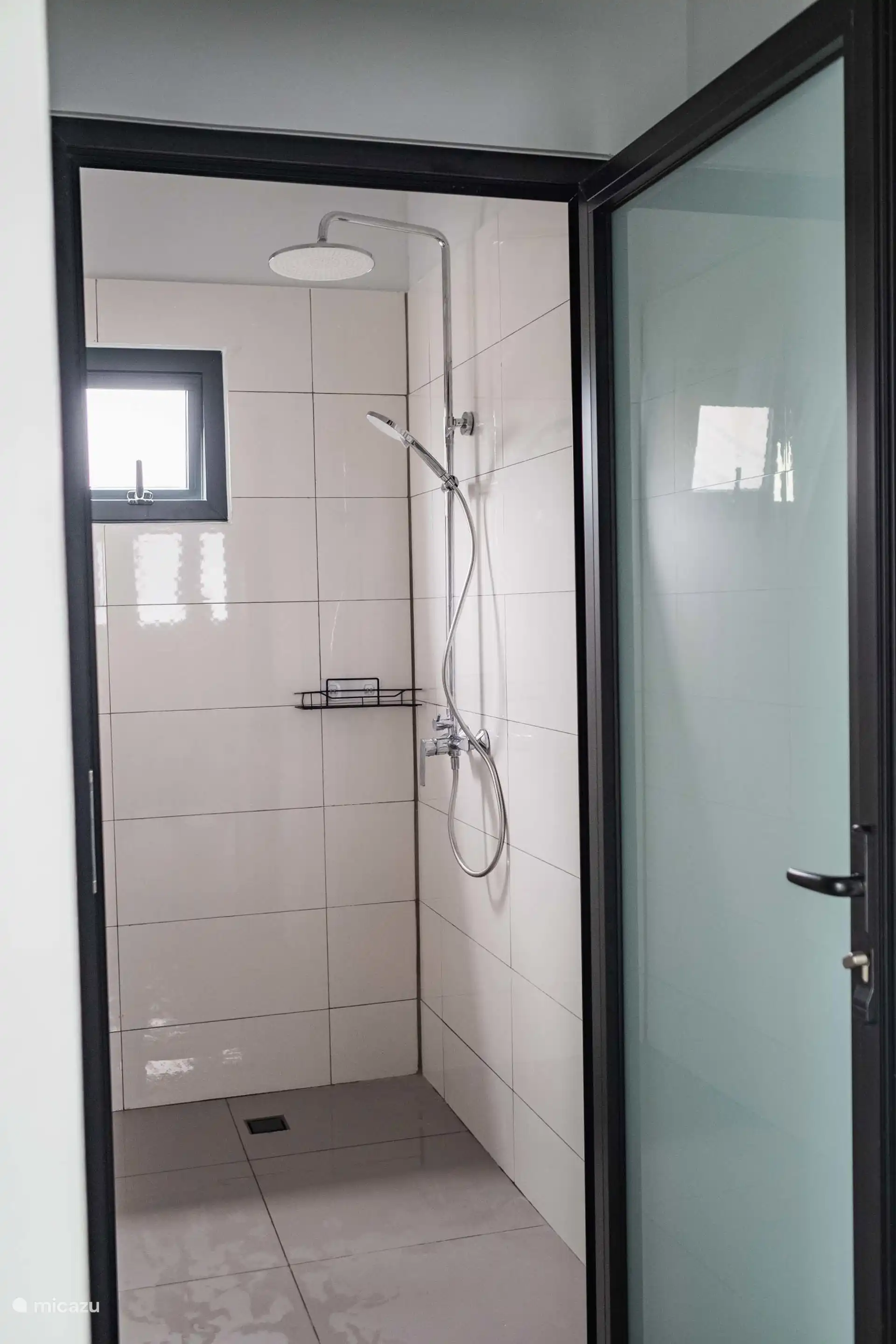 Douche met warm en koud water
