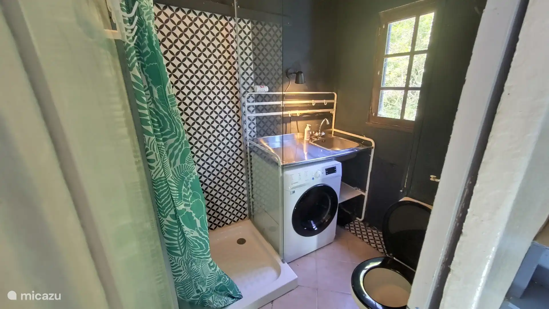 Nasszelle mit Dusche und großer Waschmaschine, Trockner und WC