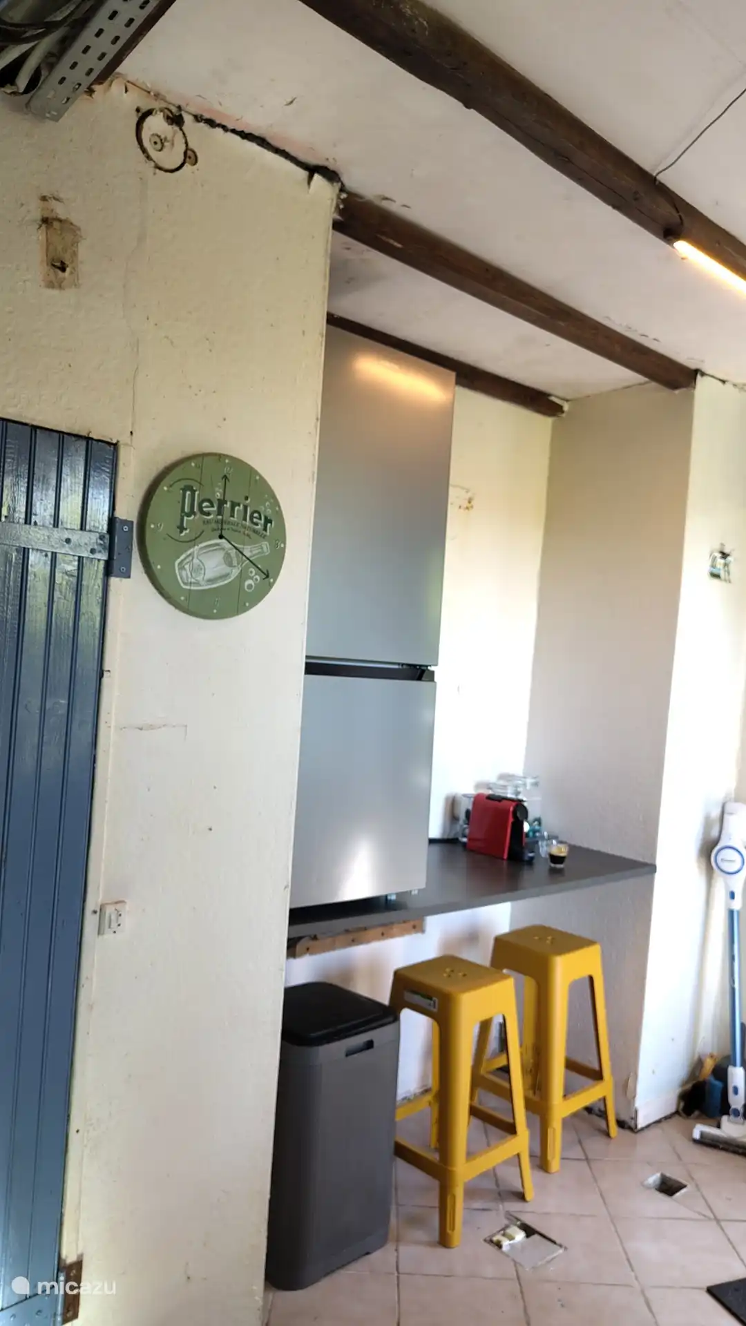 die Kaffee- und Teeecke mit zwei Hockern unten in der Küche