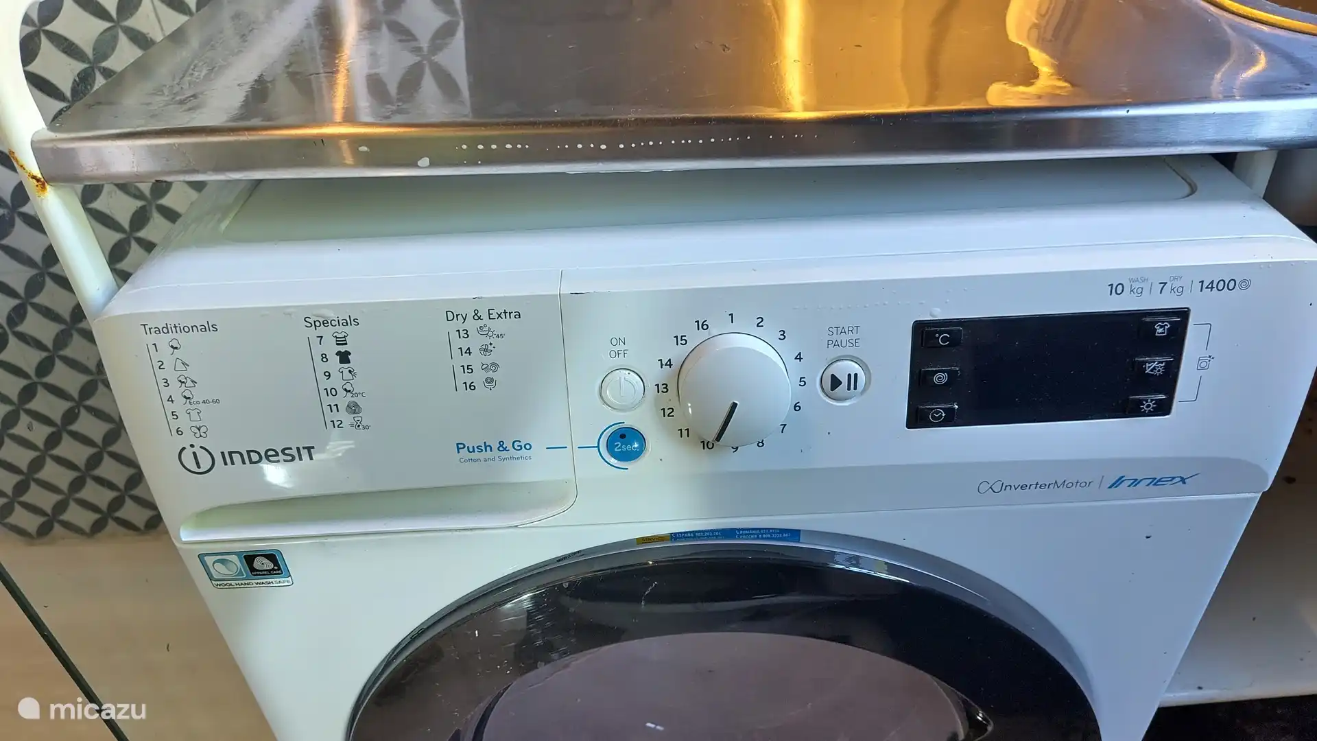 Diese Wäsche und wenn Sie möchten, dass sie auch trocknet, drücken Sie den Knopf unten rechts mit der Sonne darauf.