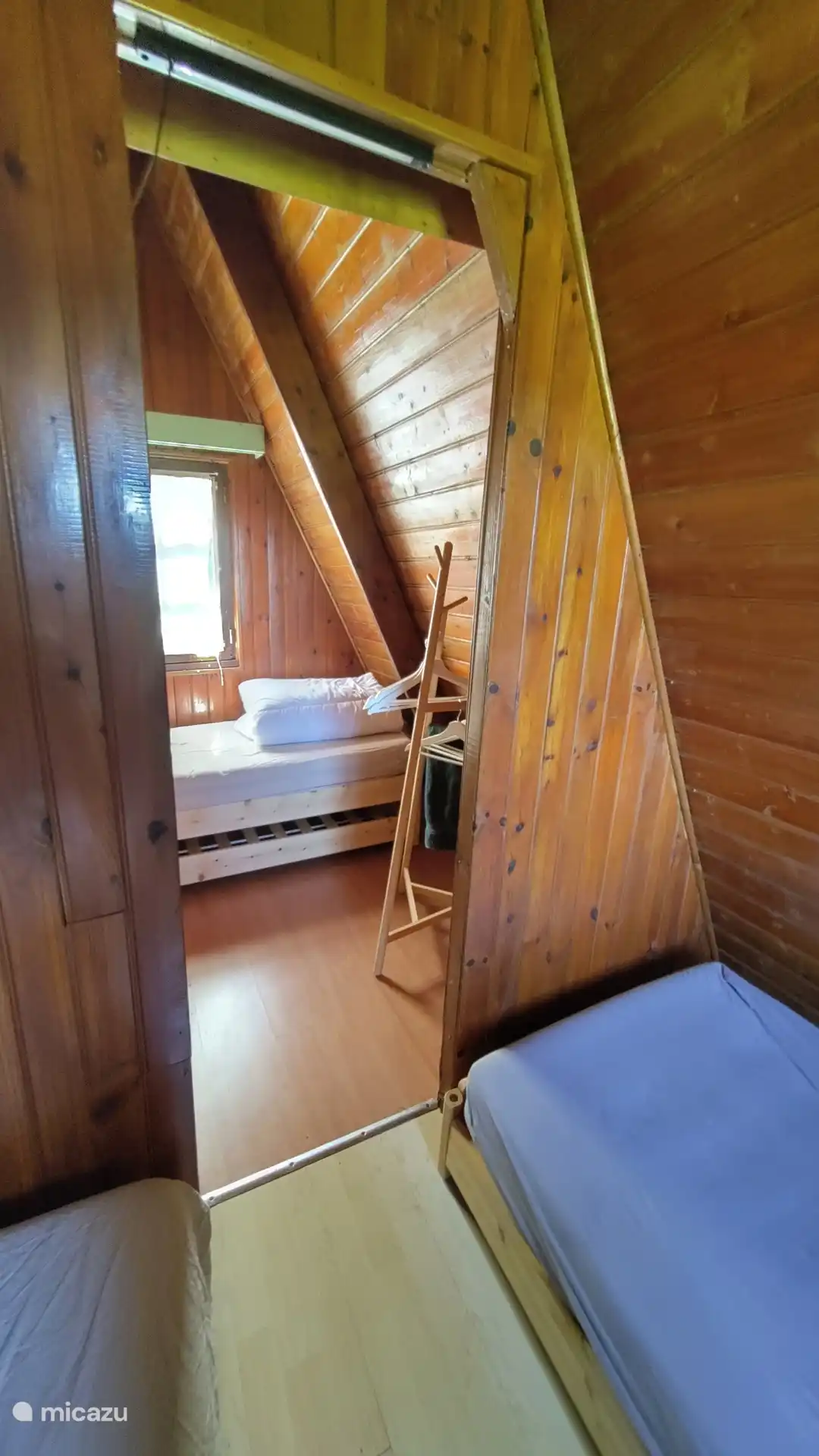 das separate Einzelbett und der Kleiderständer