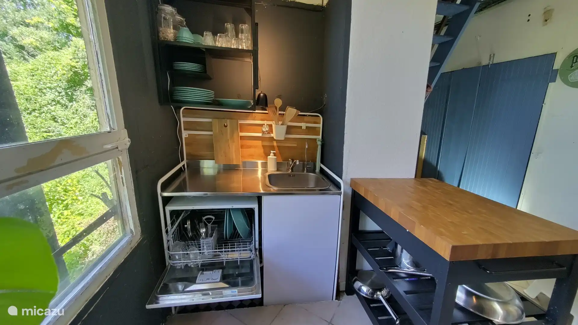 Auch in die Bosch-Spülmaschine passen die großen Teller perfekt.