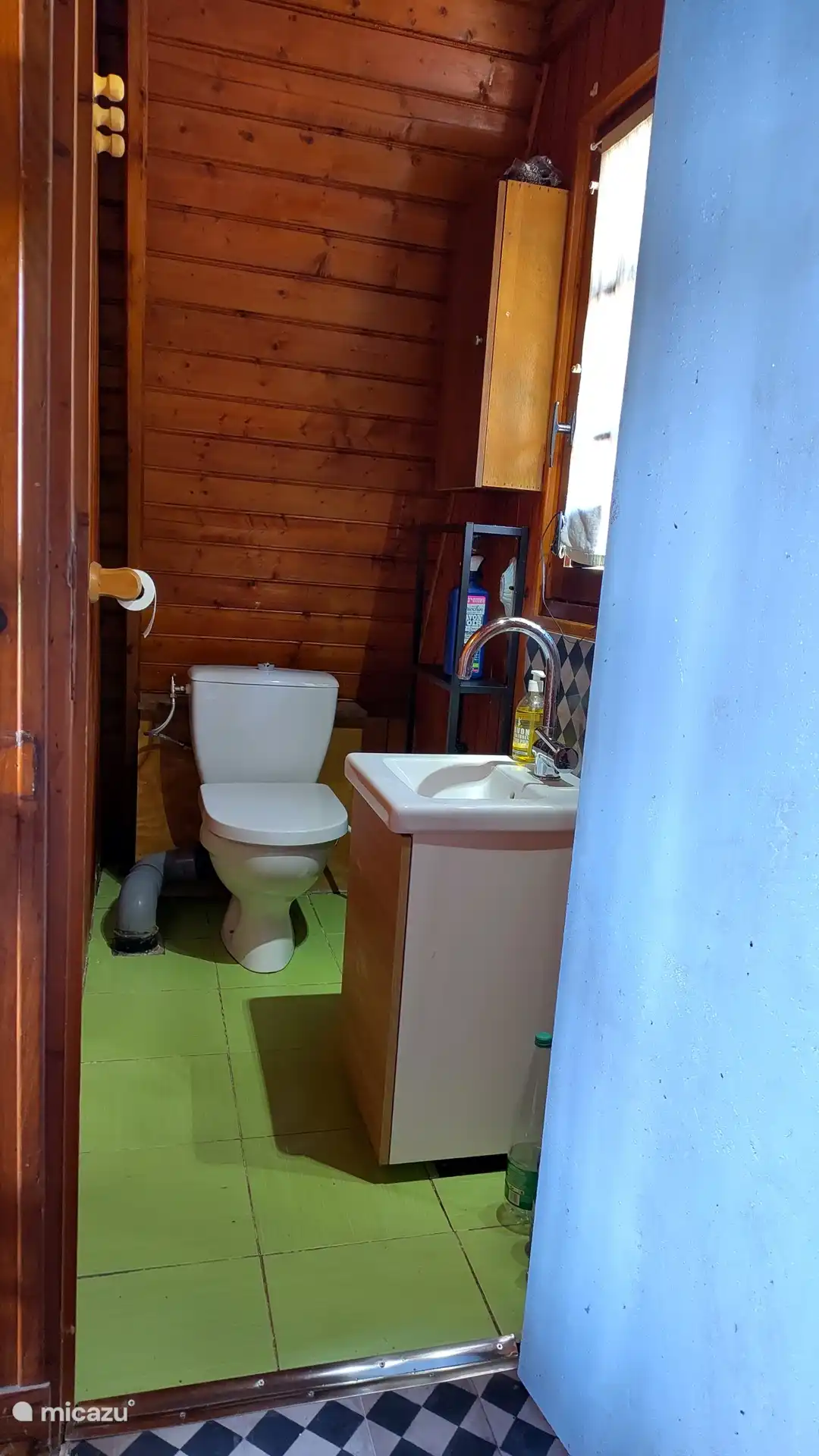 Es gibt zwei Toiletten, diese befindet sich im Obergeschoss, die andere in der Nähe der Dusche