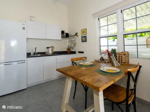 Location de Vacances Curaçao, Banda Ariba (est), Groot Sint Joris, studio - Studio 22 Curaçao Une salle à manger confortable à l’intérieur, où vous pouvez également travailler à merveille. Il y a aussi une table à manger à l’extérieur sur la terrasse.