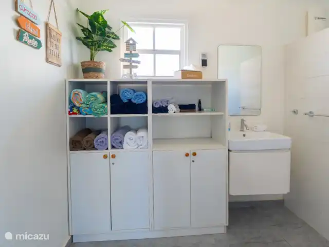 Location de Vacances Curaçao, Banda Ariba (est), Groot Sint Joris, studio - Studio 22 Curaçao Dans la salle de bain, il y a des toilettes séparées et une machine à laver. Nous nous occupons de tout : des serviettes de plage et des serviettes au sèche-cheveux, en passant par la planche à repasser et le fer à repasser.