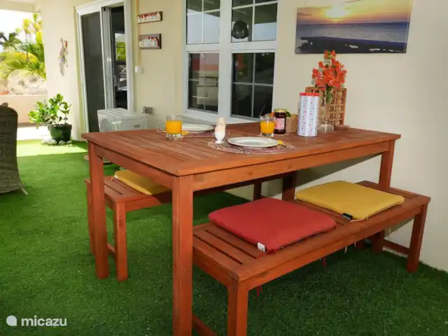 Location de Vacances Curaçao, Banda Ariba (est), Groot Sint Joris, studio - Studio 22 Curaçao Profitez d’un moment pour vous sur votre terrasse privée avec une table à manger confortable pour vous détendre complètement.