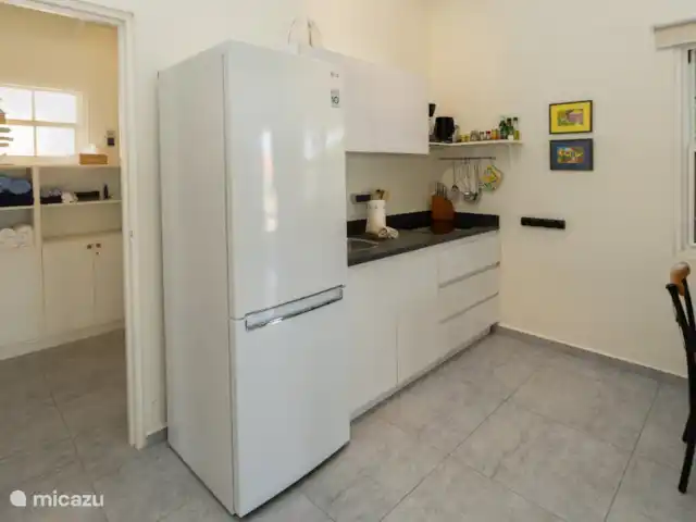 Location de Vacances Curaçao, Banda Ariba (est), Groot Sint Joris, studio - Studio 22 Curaçao Cuisinez comme vous le feriez à la maison dans la cuisine entièrement équipée avec plaque à induction, vaisselle, couverts, casseroles, ustensiles, grand réfrigérateur avec compartiment congélateur séparé, bouilloire et machine à café filtre