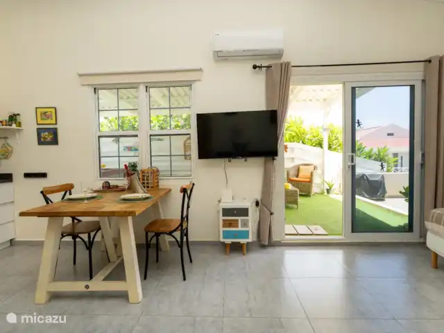 Location de Vacances Curaçao, Banda Ariba (est), Groot Sint Joris, studio - Studio 22 Curaçao Une cuisine bien équipée, une table à manger confortable, des portes coulissantes donnant sur la terrasse et le lit spacieux sur la droite.