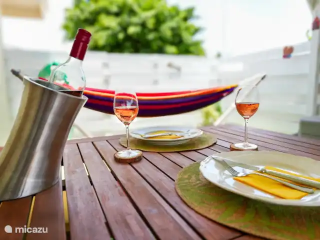 Location de Vacances Curaçao, Banda Ariba (est), Groot Sint Joris, studio - Studio 22 Curaçao Profitez de la table à manger confortable sur la terrasse.