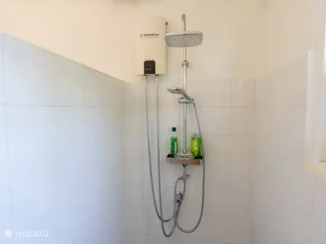 Location de Vacances Curaçao, Banda Ariba (est), Groot Sint Joris, studio - Studio 22 Curaçao Profitez de la magnifique douche à effet pluie et de l’eau chaude dans la salle de bains séparée.