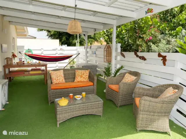 Location de Vacances Curaçao, Banda Ariba (est), Groot Sint Joris, studio - Studio 22 Curaçao Profitez d’un moment pour vous sur votre terrasse privée avec un canapé lounge, une chaise longue, un coin repas et un hamac pour vous détendre complètement.