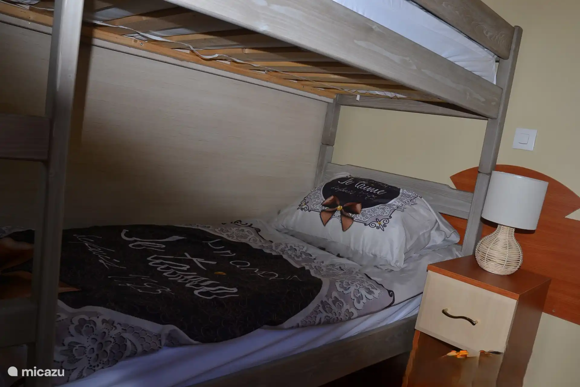 Dormitorio con literas