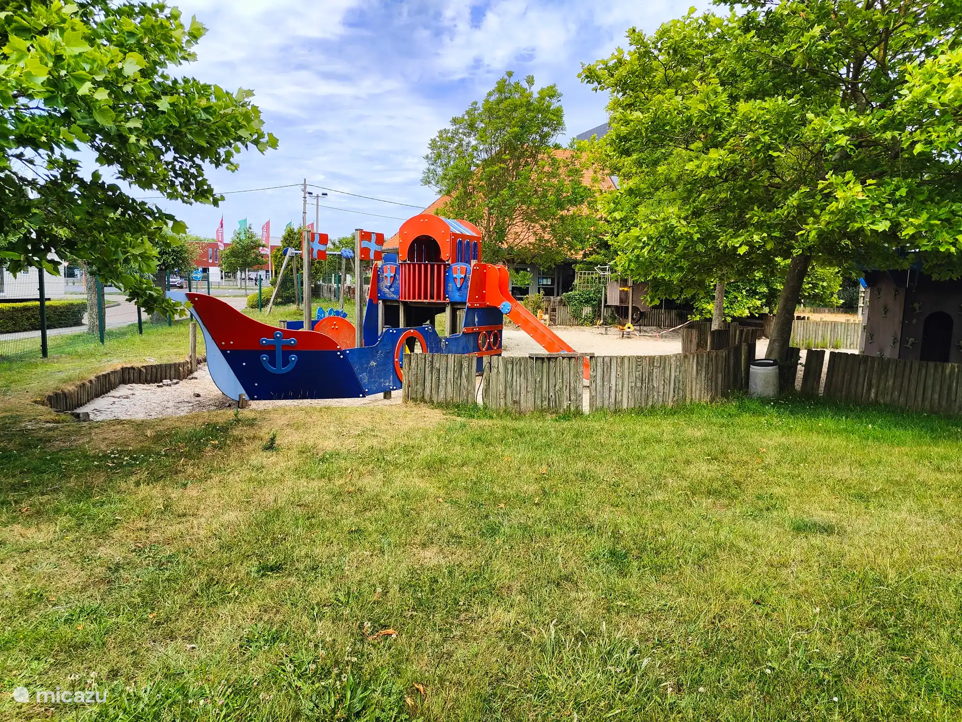 Parque infantil a la entrada del camping Kerlinga