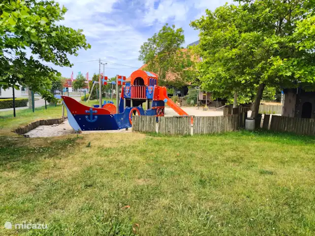 Harly en Bélgica, Costa Belga, Bredene - chalet Parque infantil a la entrada del camping Kerlinga