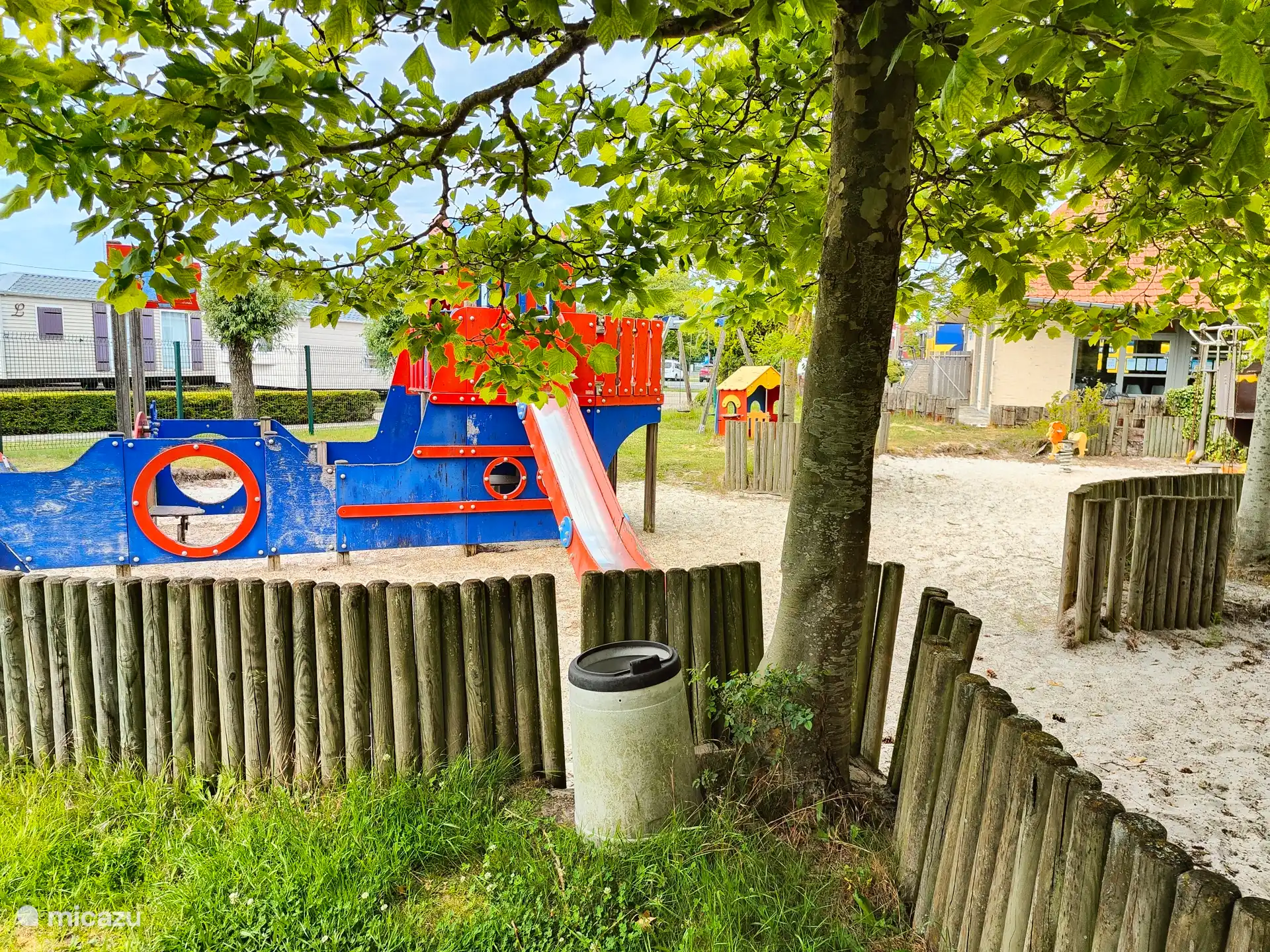 Parque infantil a la entrada del camping Kerlinga 