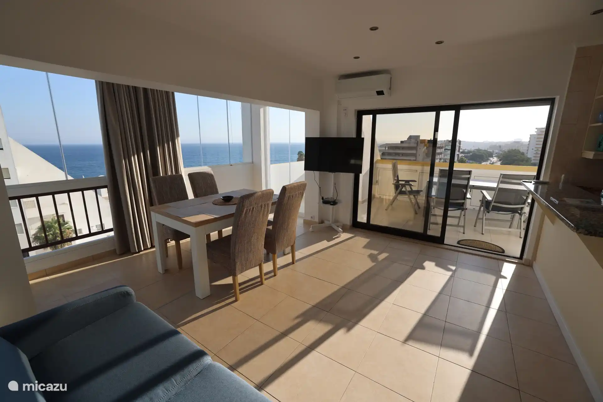 Salon avec canapé convertible, exposition sud et ouest