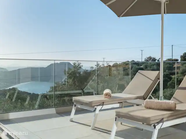 Villa Celest en Grecia, Creta,  Sellia - villa Tumbonas de piscina con vista