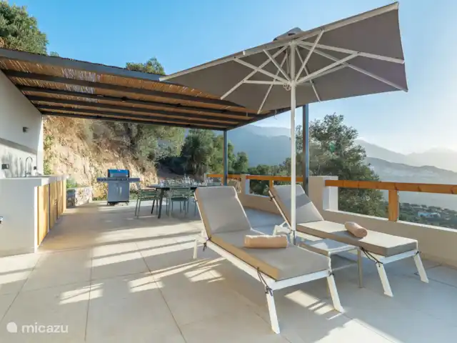 Villa Celest en Grecia, Creta,  Sellia - villa Tumbonas en la terraza