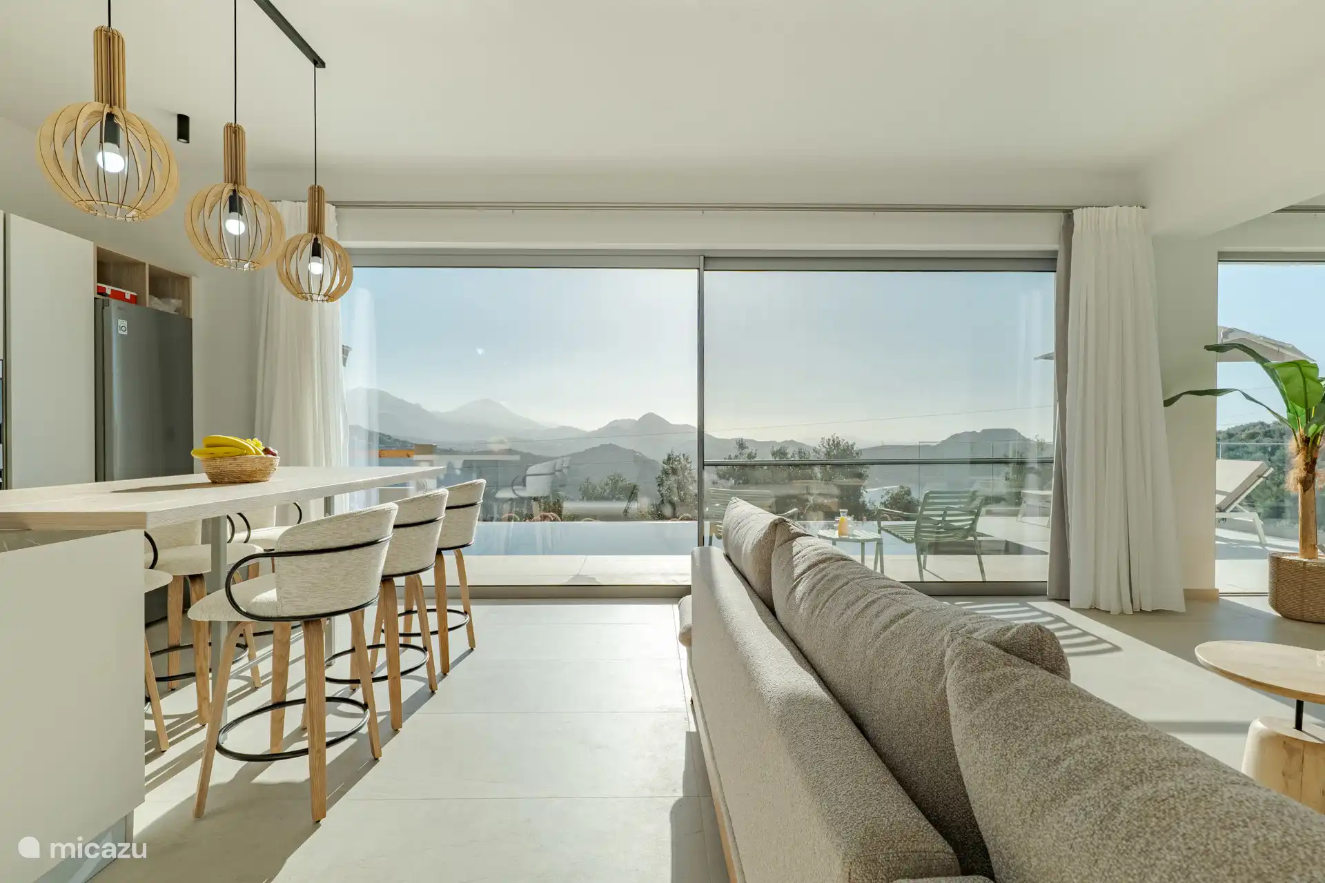 Cocina y sala de estar con vista a la piscina