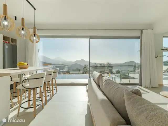 Villa Celest en Grecia, Creta,  Sellia - villa Cocina y sala de estar con vista a la piscina