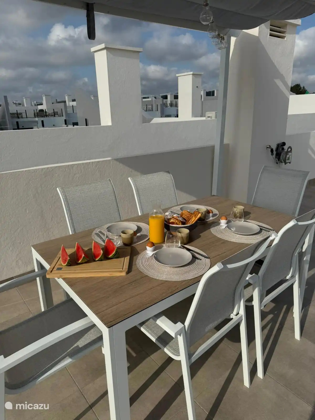 Délicieux petit-déjeuner sur le toit-terrasse