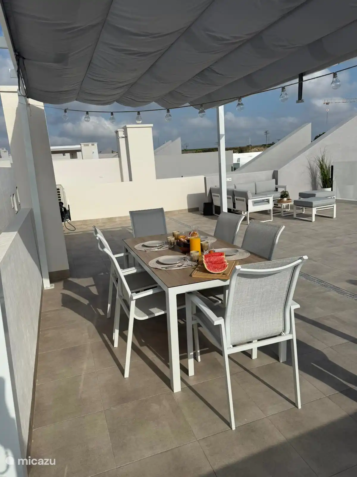 Table à manger spacieuse sur le toit-terrasse