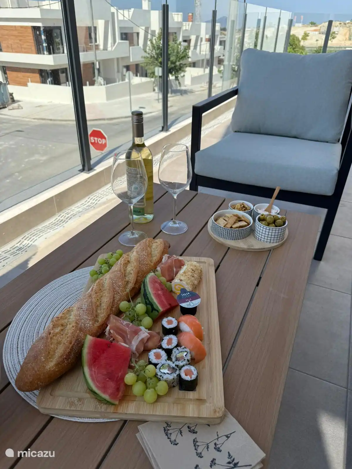 Planche de tapas sur le balcon