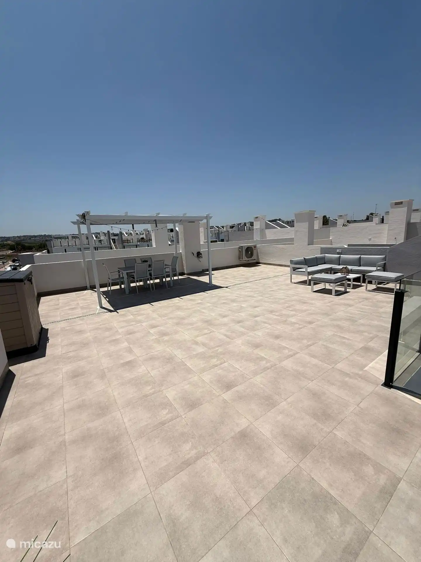 Terrasse spacieuse sur le toit