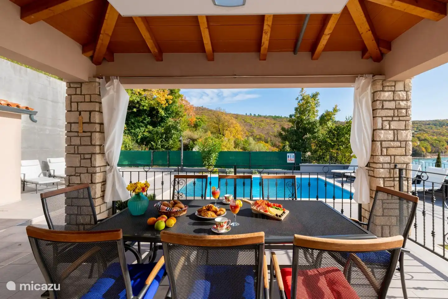 outdoor dining table