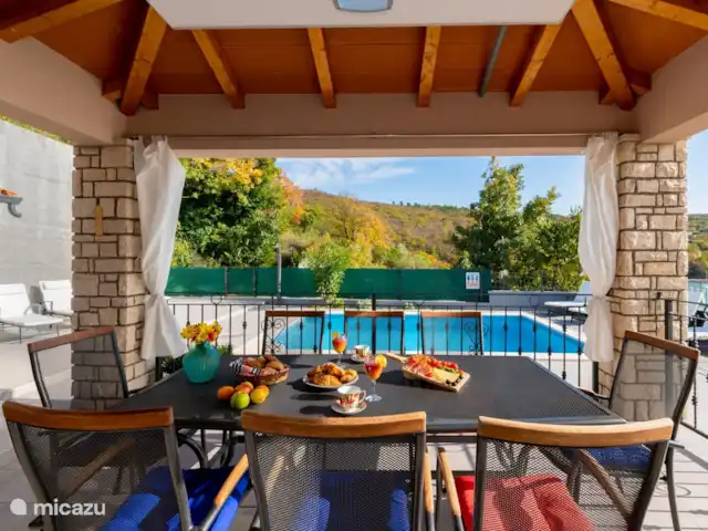 Villa Trget 14 en Croacia, Istria, Trget - villa mesa de comedor al aire libre