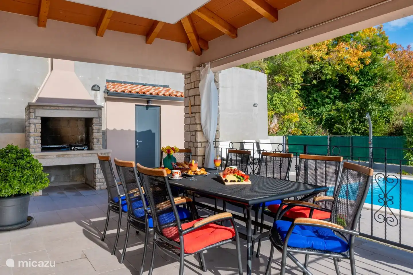 outdoor dining table