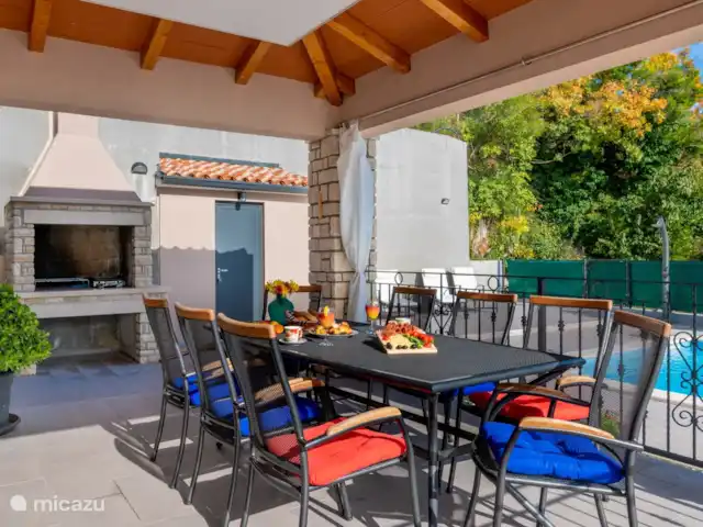 Villa Trget 14 en Croacia, Istria, Trget - villa mesa de comedor al aire libre