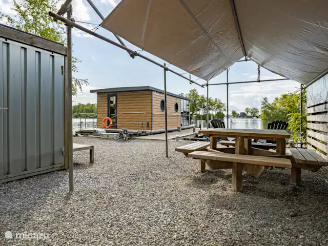 camper / jacht / woonboot huren in Nederland, Groningen, Haren – Tango Zitje in de schaduw