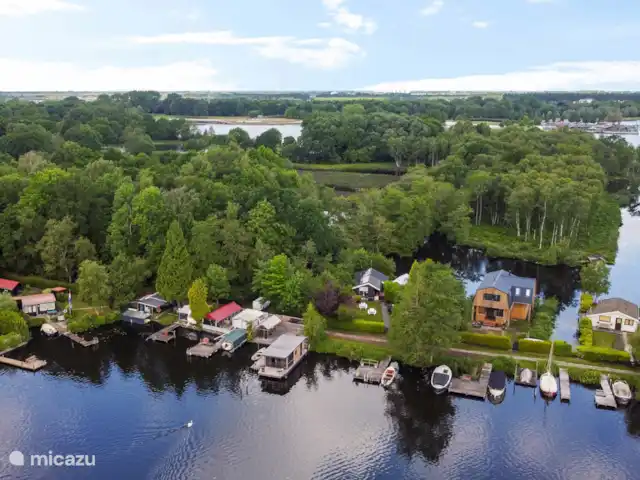 camper / jacht / woonboot huren in Nederland, Groningen, Haren – Tango Vanuit de lucht met op de achtergrond de stad Groningen
