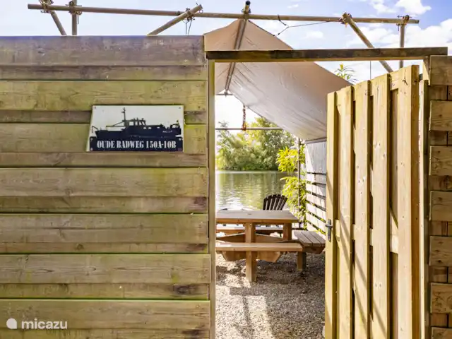 camper / jacht / woonboot huren in Nederland, Groningen, Haren – Tango De ingang