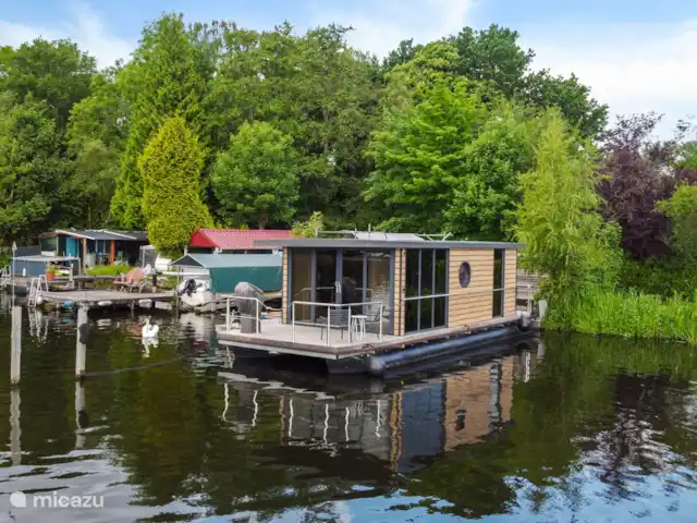 camper / jacht / woonboot huren in Nederland, Groningen, Haren – Tango De accomodatie vanf het water