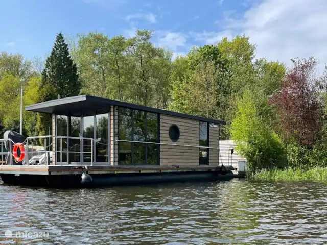 camper / jacht / woonboot huren in Nederland, Groningen, Haren – Tango De accomodatie vanf het water