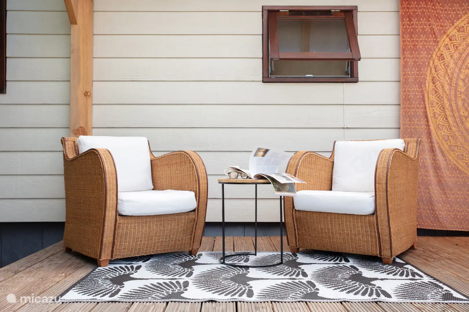 Véranda sur le côté ouest où vous pouvez encore profiter du soleil le soir